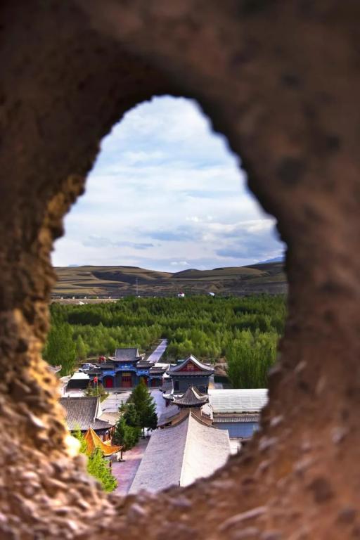 A Traveler’s Guide to Zhangye Tongzisi Shiku: Experience the Spiritual Heart of Gansu