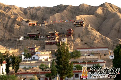 A scenic view of Zhangye Wenshushan Shiku