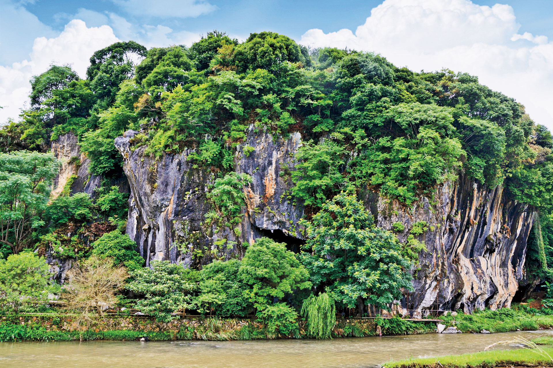 A scenic view of Zhangzhou Lianhuachishan Yizhi