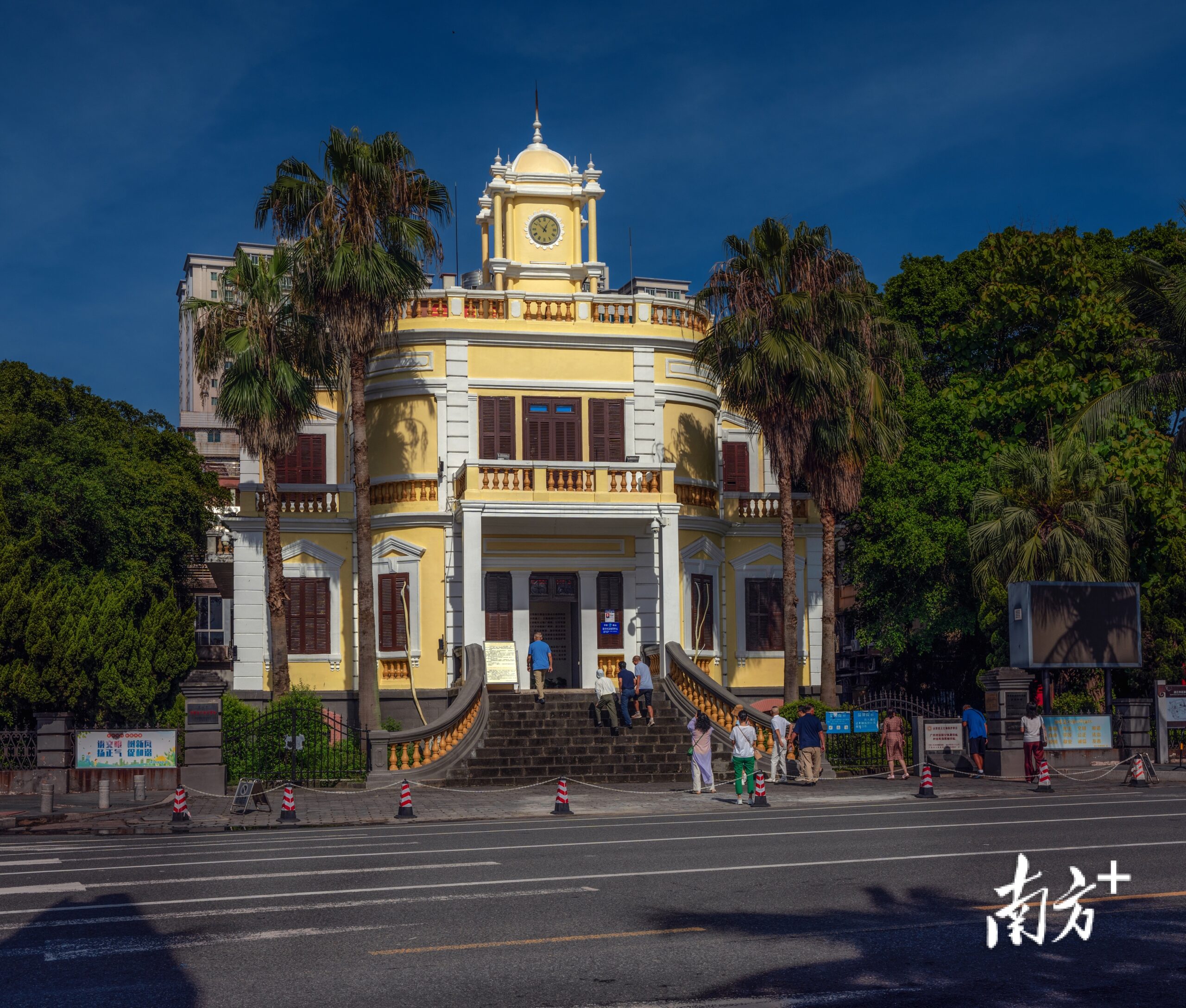A scenic view of Zhanjiang Guangzhouwan Faguo Gongshishu Fajun Zhihuibu Jiuzhi