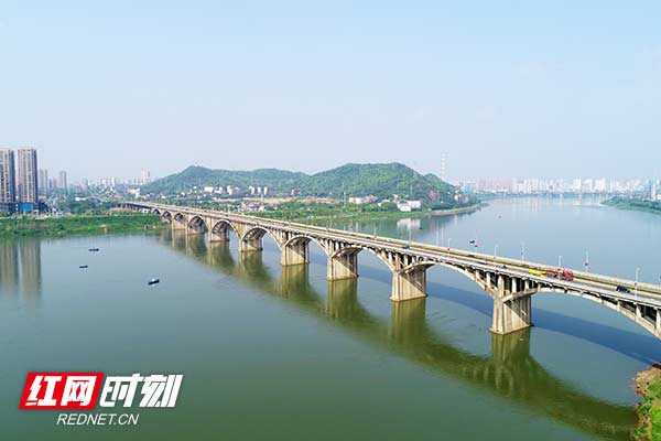 A scenic view of Zhuzhou Lujiang Qiao