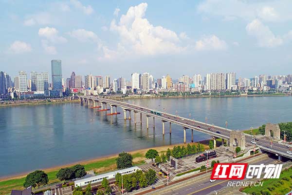 A scenic view of Zhuzhou Lujiang Qiao