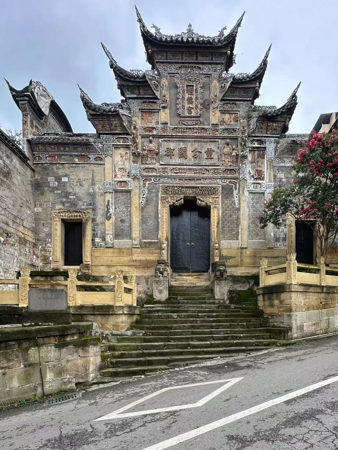 A scenic view of Zigong Huanhougong